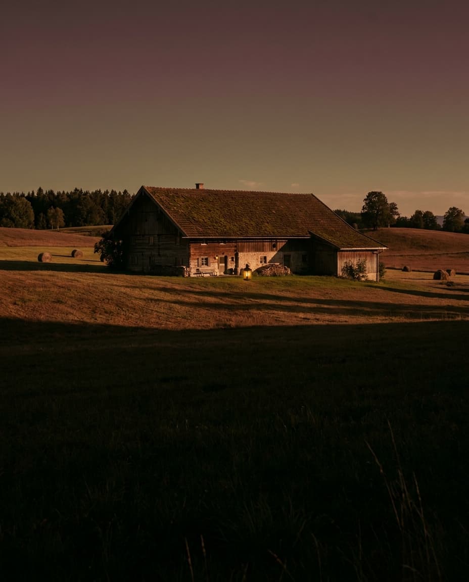 Voralpenlandschaft bei Pfaffenhofen im warmen Abendlicht