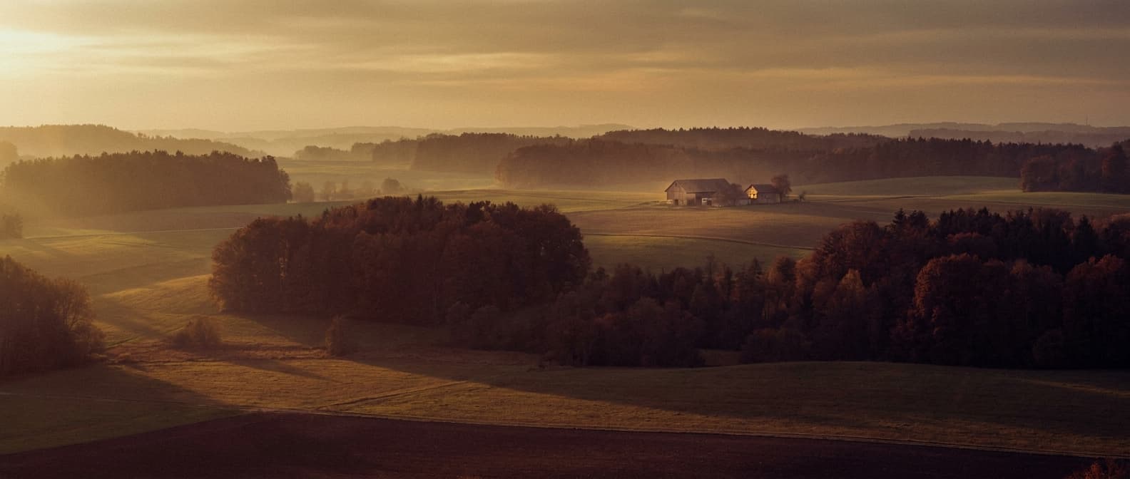 Hügellandschaft rund um Pfaffenhofen an der Ilm im Abendlicht
